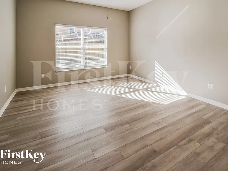 722 Parsons Pointe St — Photo 2