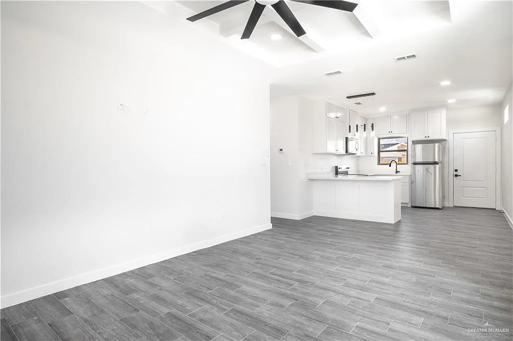 2 bed, 2.0 bath, 3844 sqft, $1,300 — Photo 4