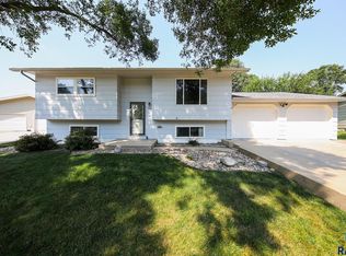 816 Executive Ave, Crooks, SD 57020