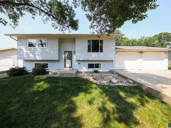 816 Executive Ave, Crooks, SD 57020
