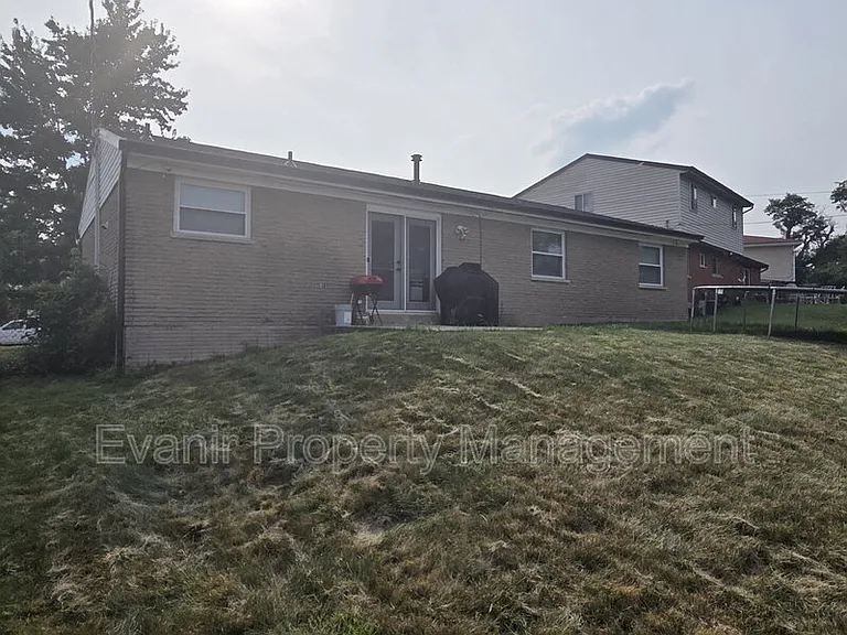 11884 Hamden Dr — Photo 31