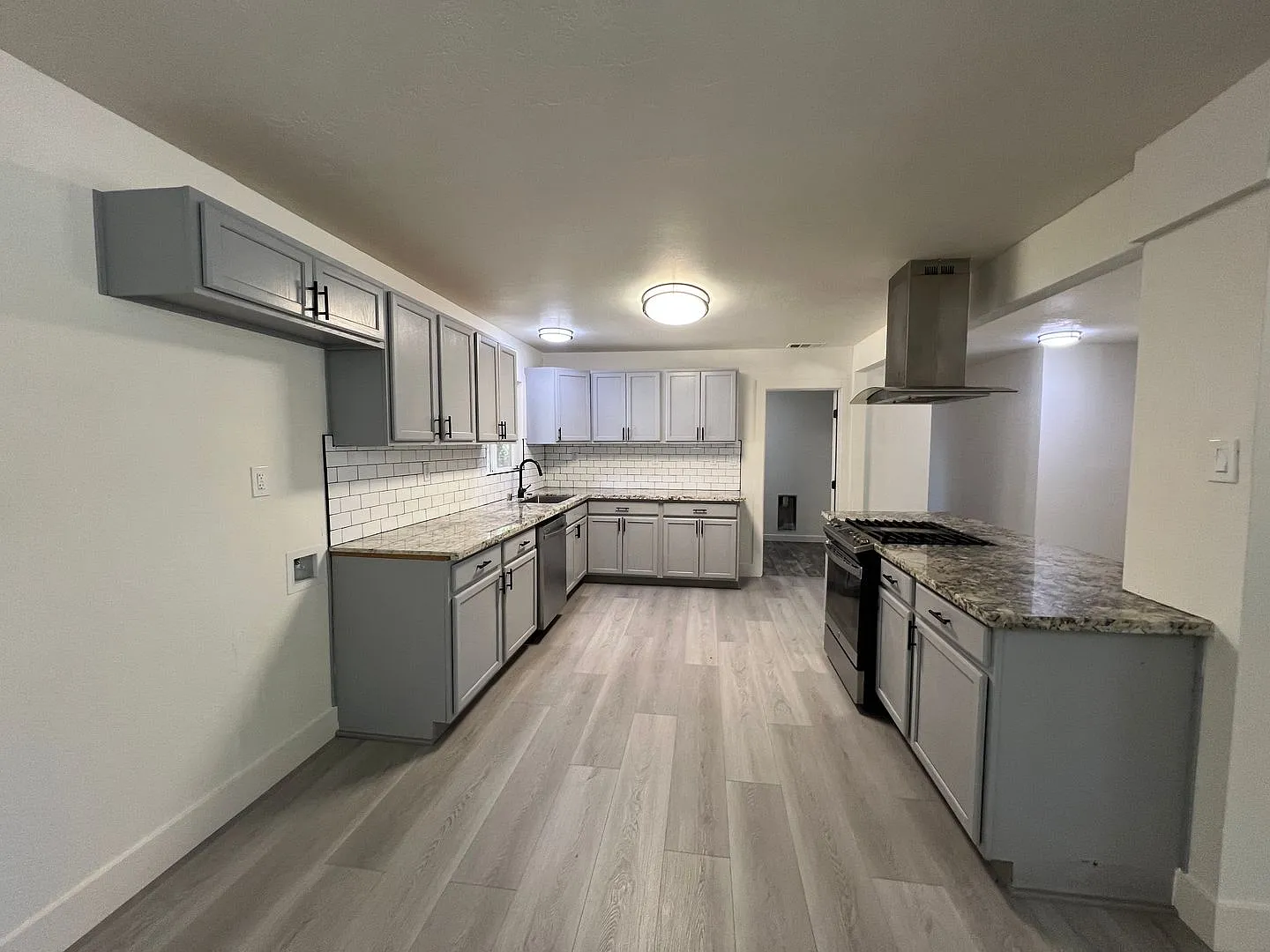 Beauitfully upgraded 3 Bedroom on large lot! — Photo 2