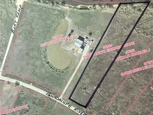 270 Guadalupe River Dr, Tivoli, TX 77990