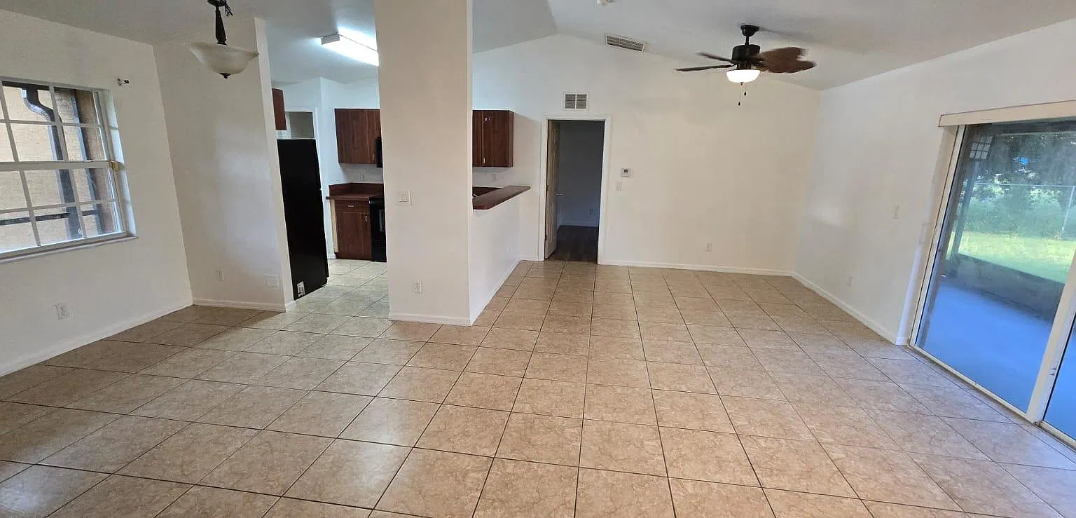 3 bed, 1218 sqft, $1,900 — Photo 2