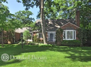 133 Round Hill Rd, Roslyn Heights, NY 11577
