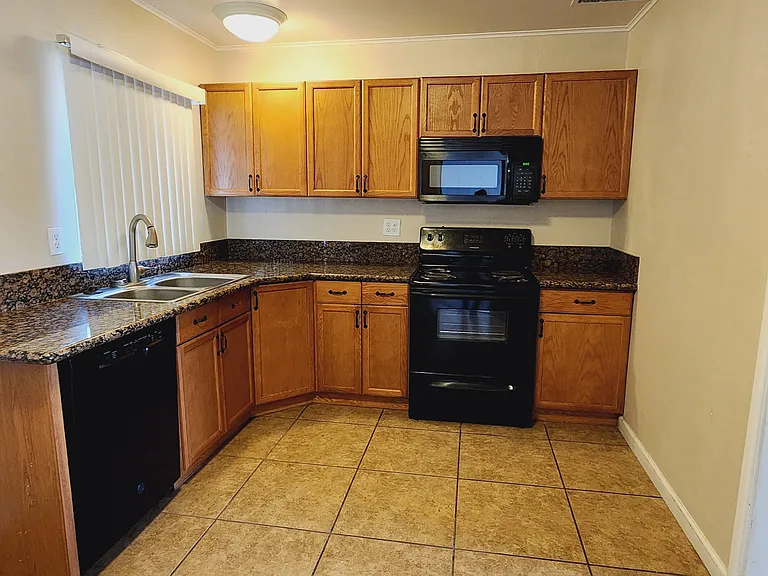 600 Essex East Dr — Photo 2