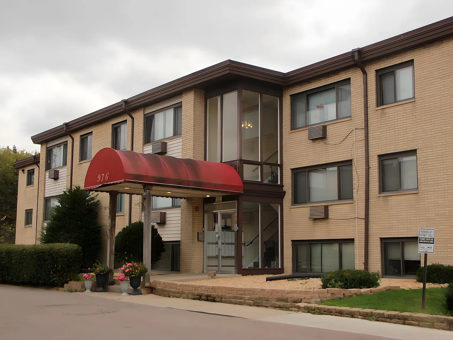 Twin Pines Apartments — Photo 1
