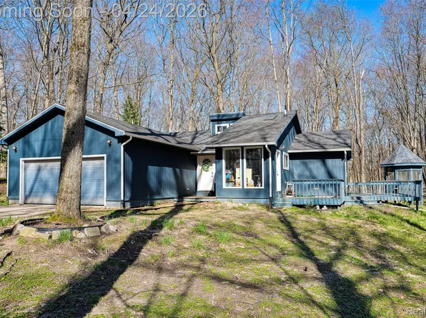 9820 Oakhurst Rd, Holly, MI 48442