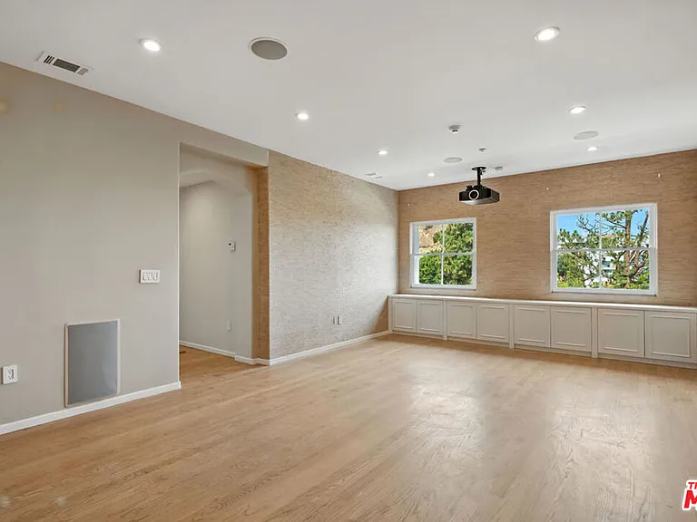 1675 N Woods Dr — Photo 54
