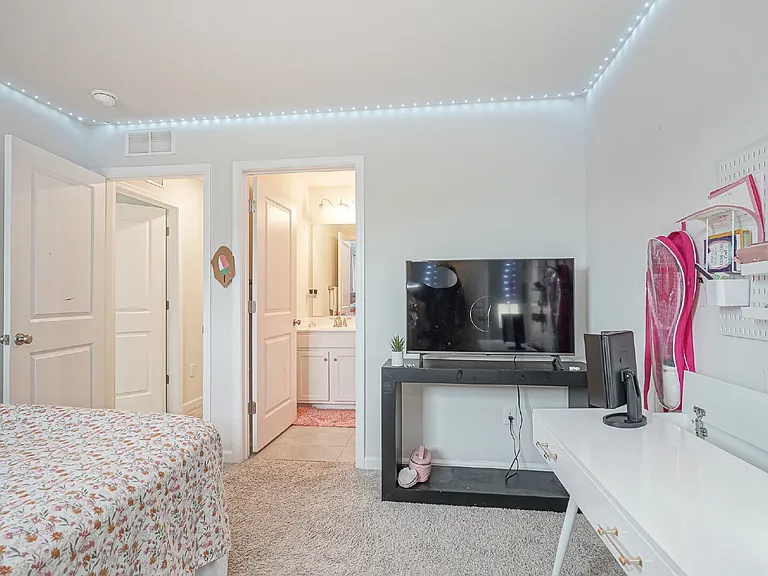 32 Westmont Dr #4 — Photo 7