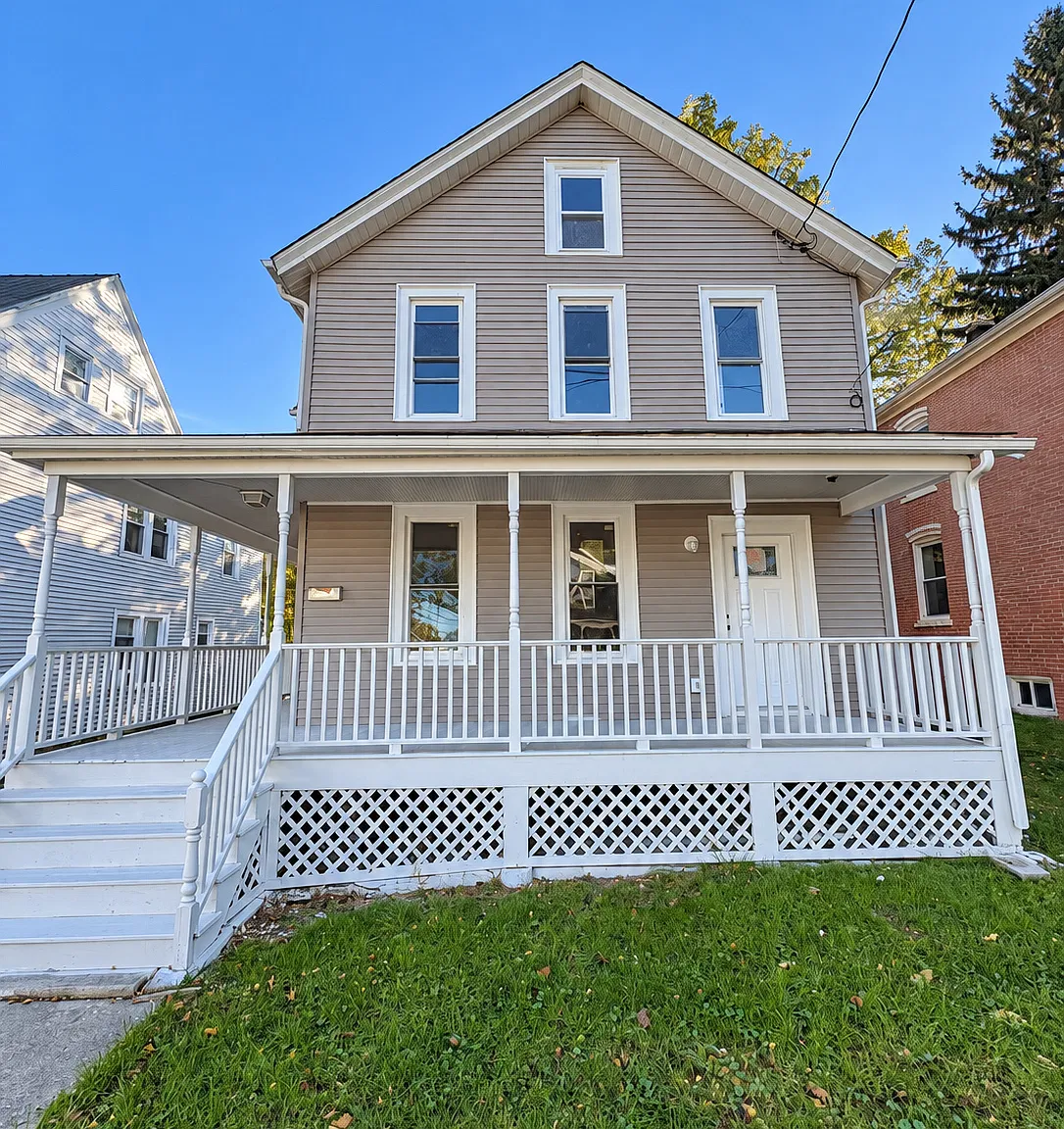3 bed, 1.5 bath, 1420 sqft, $2,900 — Photo 1