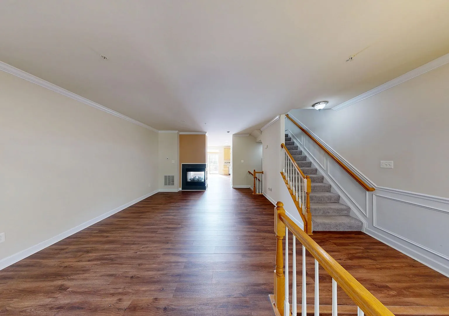 3Bedroom/2full+2Half Baths - Garage Townhouse in King Farm! — Photo 2