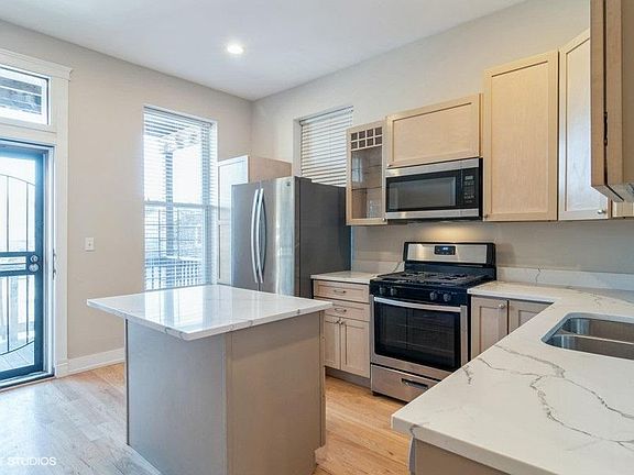 5th image of 1039 N Damen Ave APT 3