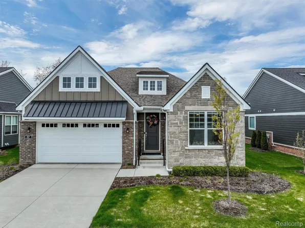197 Weston Ln, Rochester Hills, MI 48309