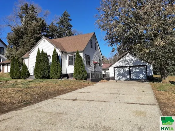 215 E 3rd St, Kingsley, IA 51028