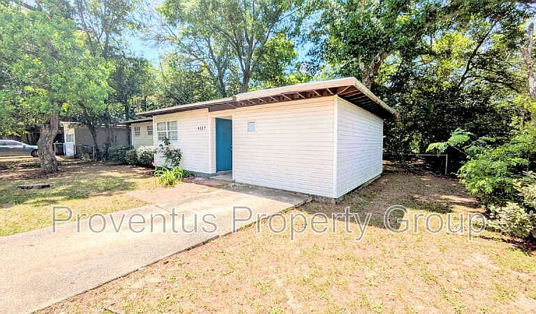 4527 Versailles Dr — Photo 2
