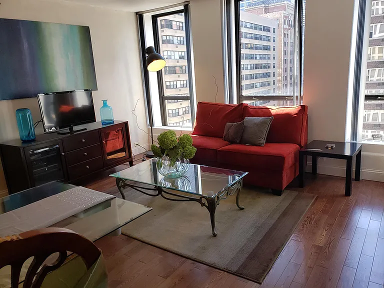 260 E Chestnut St — Photo 10