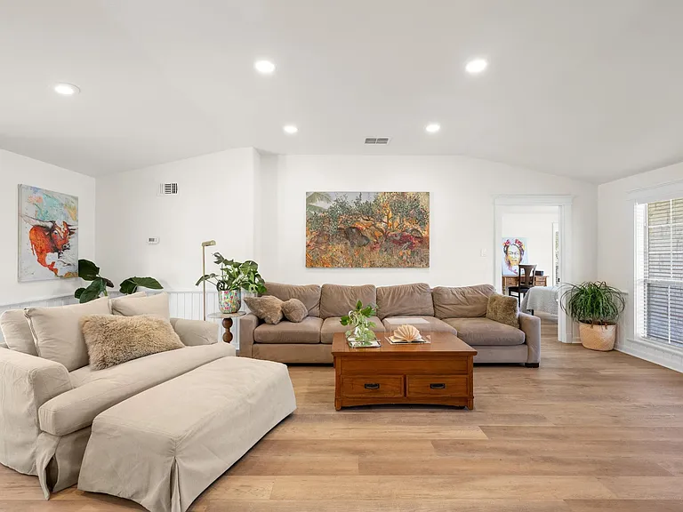 303 Lakeway Dr — Photo 6