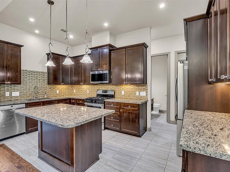 1535 Woodbend Park W — Photo 15