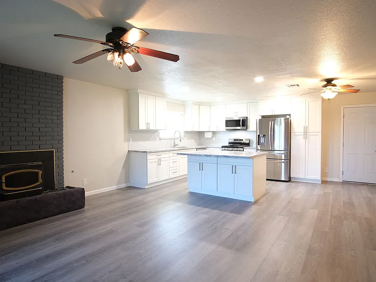 1058 Locust Ave — Photo 12