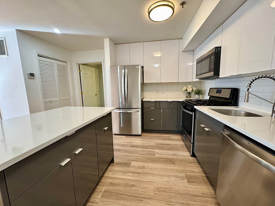 NEWLY RENOVATED BEAUTIFUL KITCHEN!