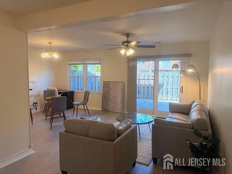 614 W 8th St — Photo 3