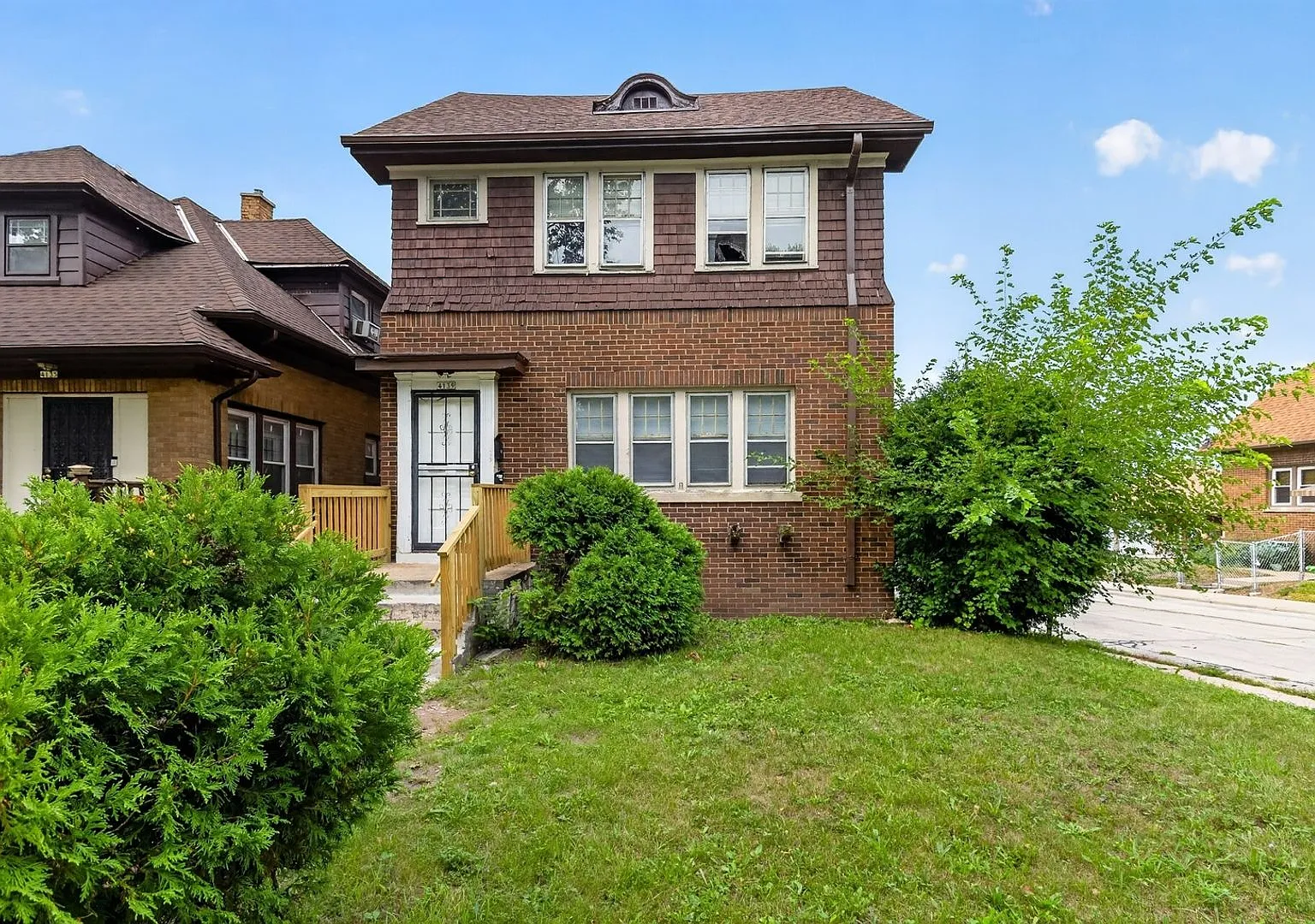 Spacious 2BR Duplex in Milwaukee — Photo 1