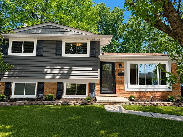 1210 Kenilworth Pl — Photo 1