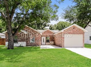 1216 E James St, Cleburne, TX 76031