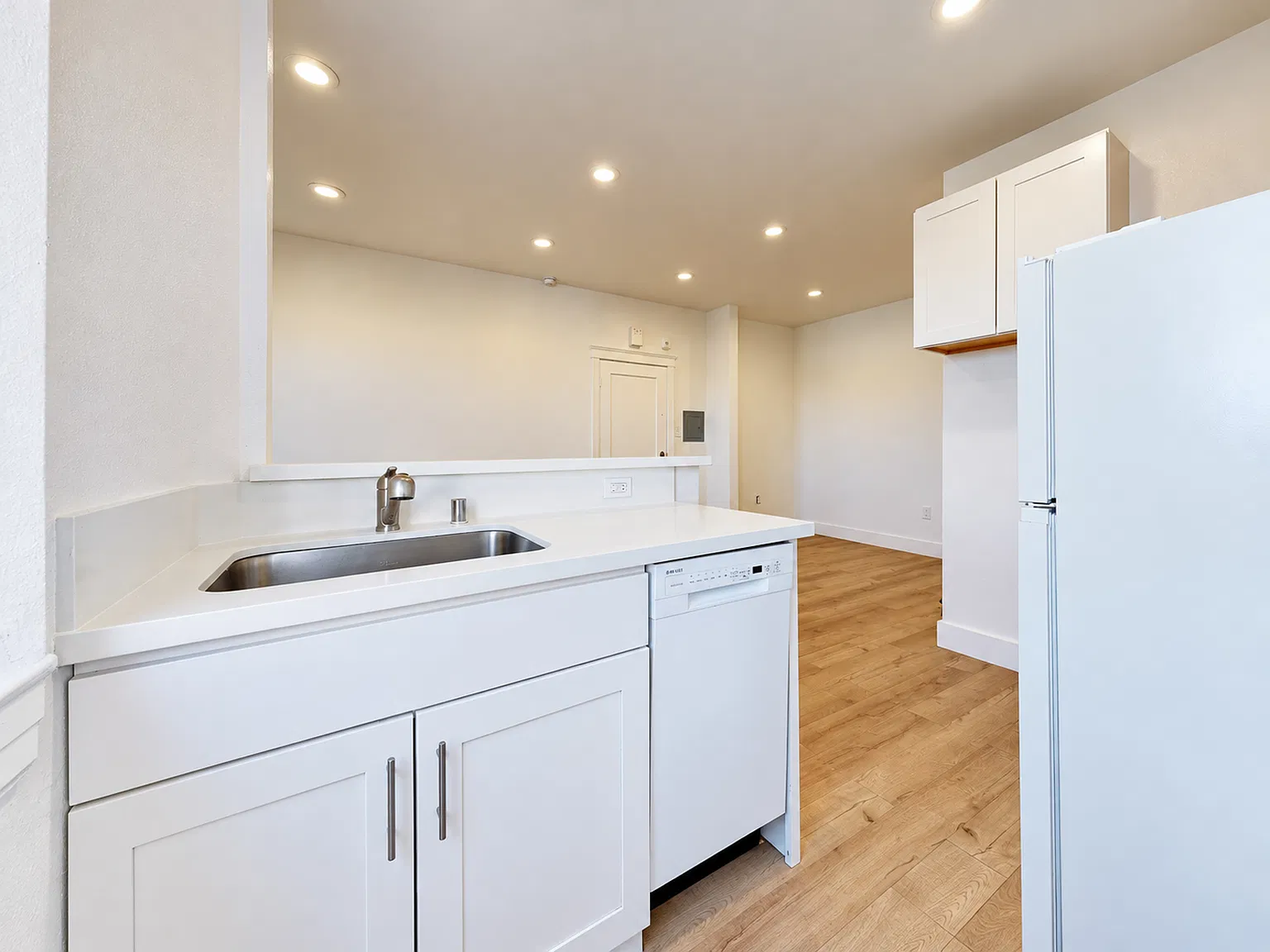 Junior Studio Suite Near Ocean Beach with Coastal Views & Shared Laundry — Photo 3