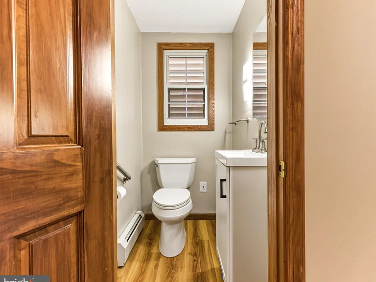 466 Logan Ave — Photo 6