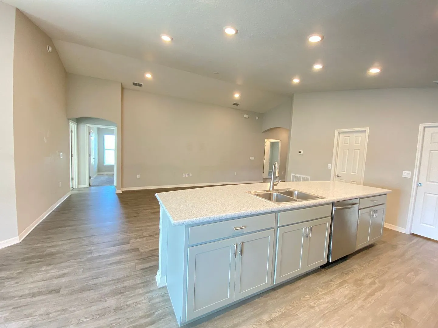 4 bed, 2.0 bath, 1698 sqft, $2,095 — Photo 3