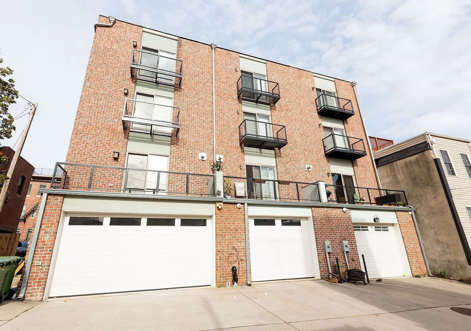 Charming 3BD/3.5BA Townhome with Attached Garage in Canton, MD! — Photo 2