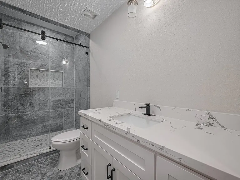 2206 Hoskins Dr — Photo 32