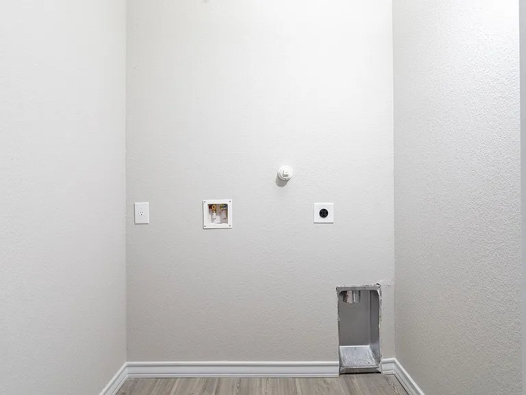 502 Hudson St — Photo 4