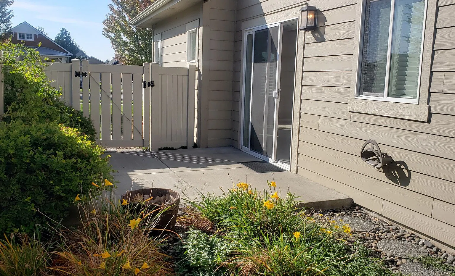 Rare Liberty Lake Townhome in Rocky Hill 3 Bed, 2.5 Bath End Unit Available in November! — Photo 2