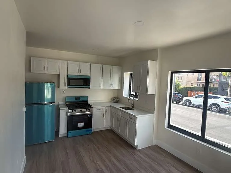 435 SW 6th St #1 — Photo 3