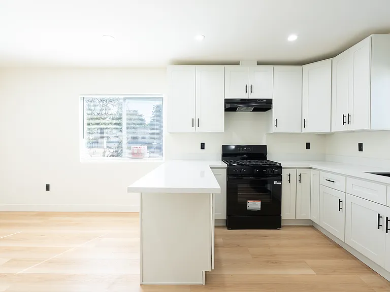11009 Reseda Blvd — Photo 10