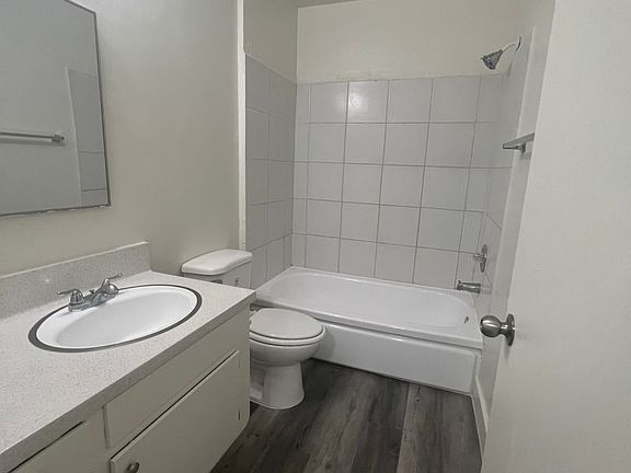2nd image of 15201 Victory Blvd #10