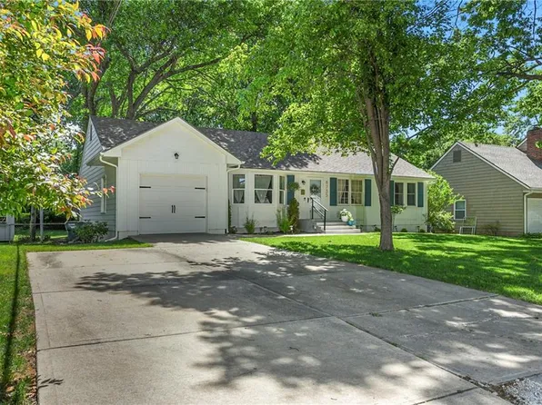 8735 Foster Ln, Overland Park, KS 66212