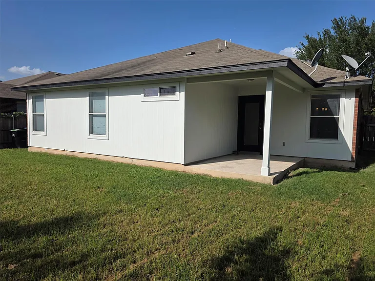 319 Riverwalk Dr — Photo 2