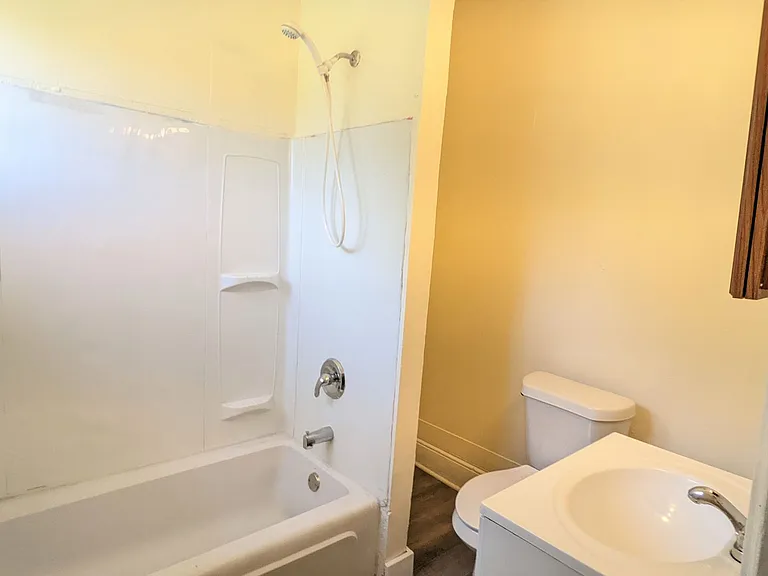 523 W Grand Ave — Photo 6