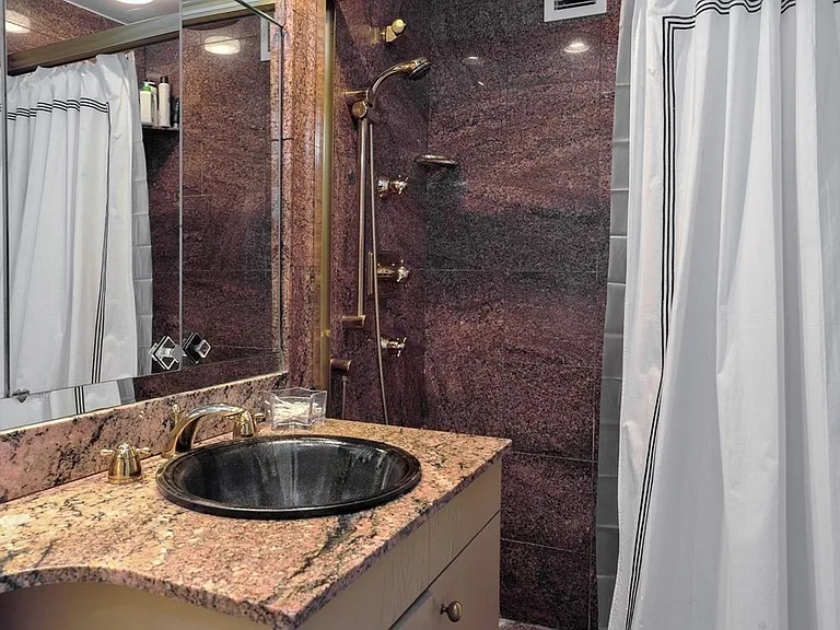 65 E India Row #26F — Photo 20