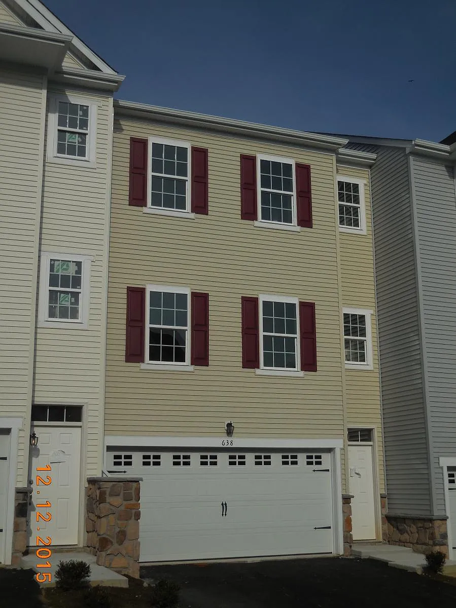 Front - 638 Jacobsen Cir