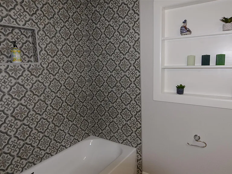 2215 Silverbonnet St — Photo 14
