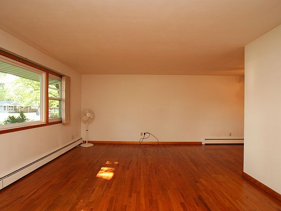 5th image of 2020 S Crosby Ave
