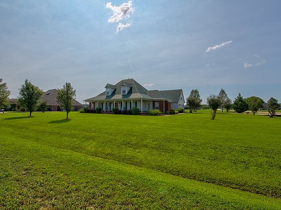 5th image of 610 E Lake Dr N