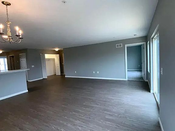 4th image of 200 Larkspur Ln #103