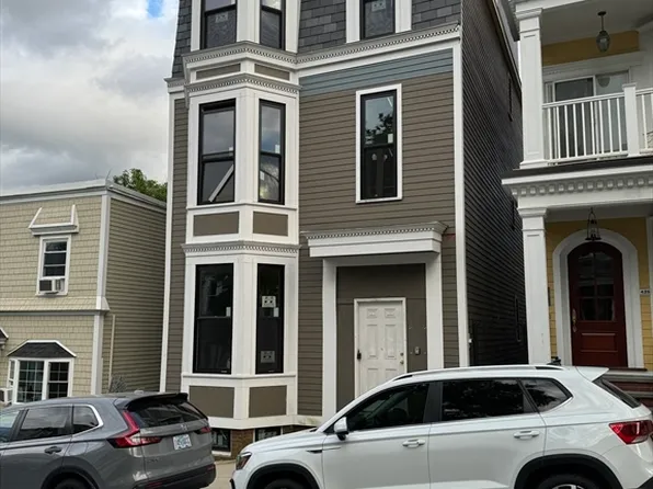 427 E 6th St, South Boston, MA 02127