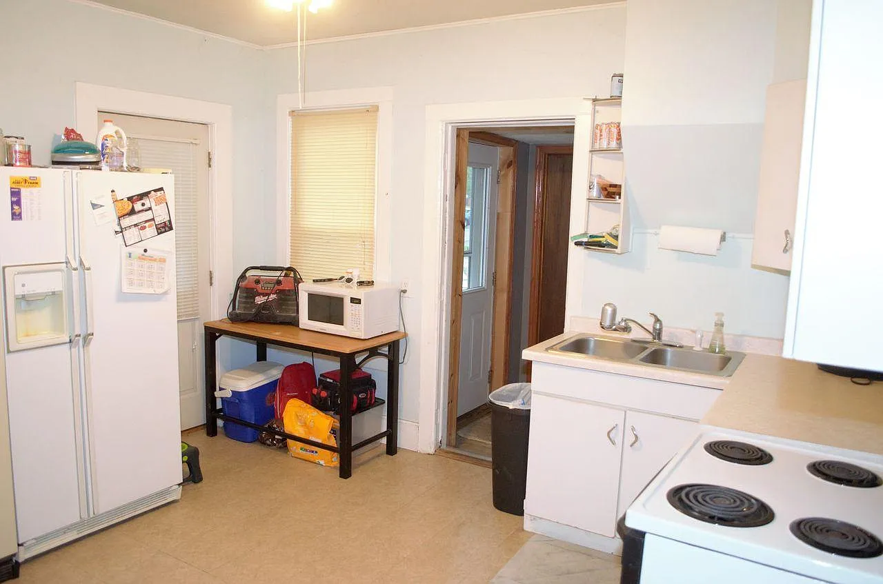 7 bed, 2500 sqft, $375 — Photo 3
